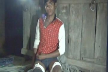 छात्र ने पहनी जींस तो स्कूल प्रबन्धक ने कैंची से कुतर डाली