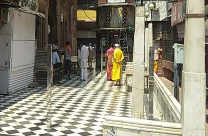 बांकेबिहारी के दर्शन को भाजपा जिलाध्यक्ष ने तोड़ा लॉकडाउन 