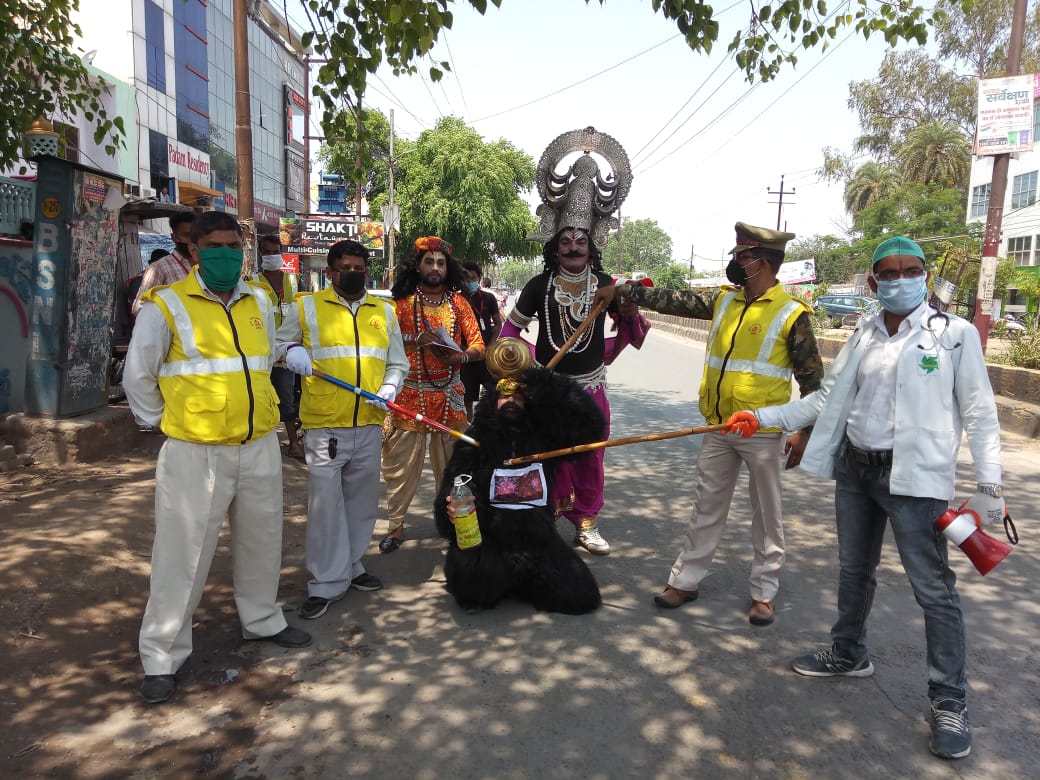अलीगढ़  :अजब गजब खेल ,कोरोना की हुई पिटाई यमराज घूमे सड़कों पर