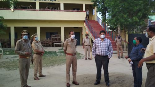 सर्वोदय डिग्री कालेज व नवयुग इण्टर कालेज में स्थापित शेल्टर होम का डीएम एसपी ने किया निरीक्षण ।।।।नसीम खान।।।