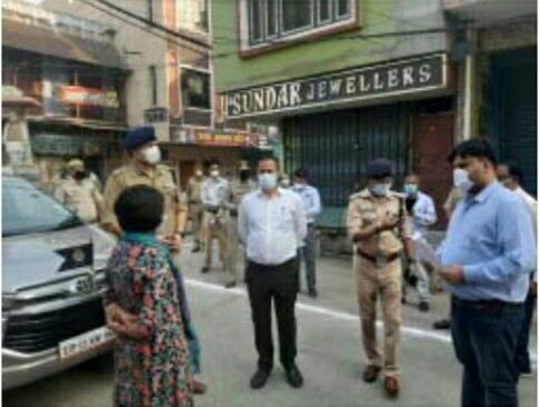 कमिश्नर व आईजी ने किया हॉटस्पॉट इलाको का दौरा ,डीएम-कप्तान रहें मौजूद