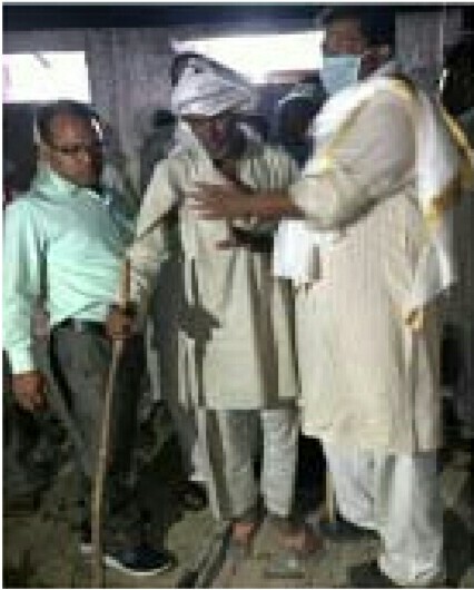 बिती रात्रि को पूर्व विधायक गुड्डू पंडित पहुँचे मुरली नगला मृतक के अंतिम संस्कार में हुए शामिल