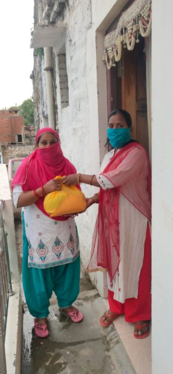 बहराइच डॉ अनीता जायसवाल ने बांटे जरूरतमंदों को राशन खाद्य सामग्री।