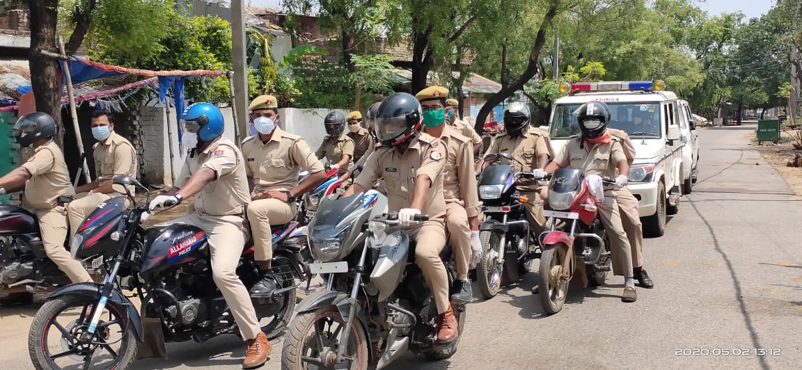 लॉक डाउन में लोगों को जागरूक करने को लेकर थानाध्यक्ष संजय कुमार ने नगर में बाइको द्वारा फ्लैग मार्च निकाला