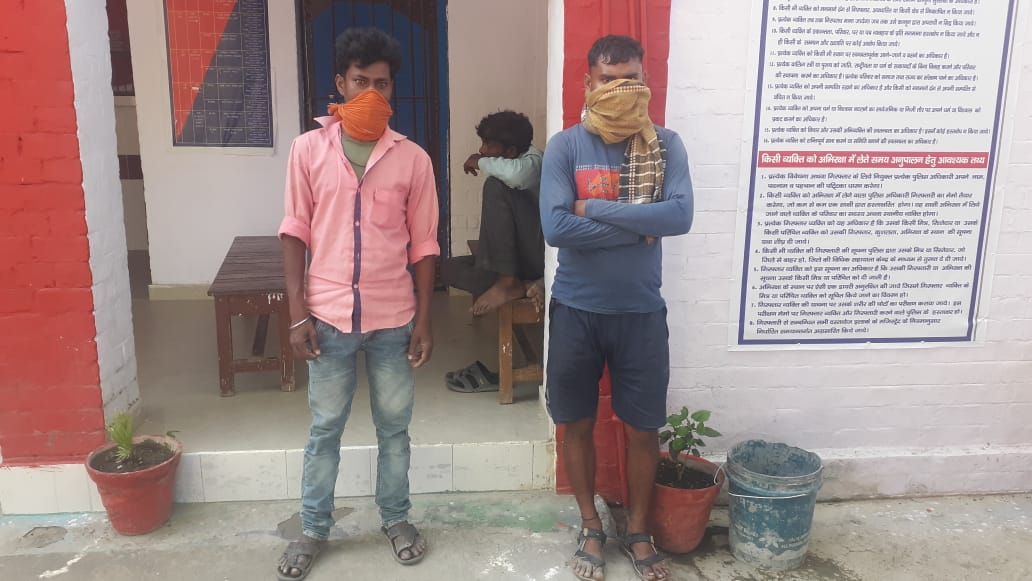 पुलिस ने 30 लीटर कच्ची शराब के साथ दो को किया गिरफ्तार