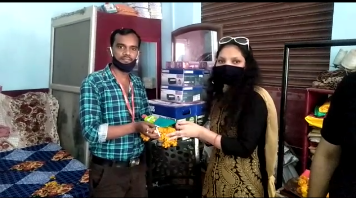 राष्टीय मानवधिकार सेवा मिशन की जिला अध्यक्ष ने पत्रकारो पर पुष्प वर्षा करते हुए किया सम्मानित