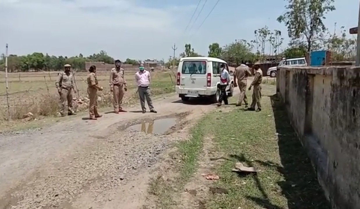 बांदा जनपद के कोर्रही गांव को हॉटस्पॉट में किया गया तब्दील, उप जिलाधिकारी व क्षेत्राधिकारी ने लिया जायजा