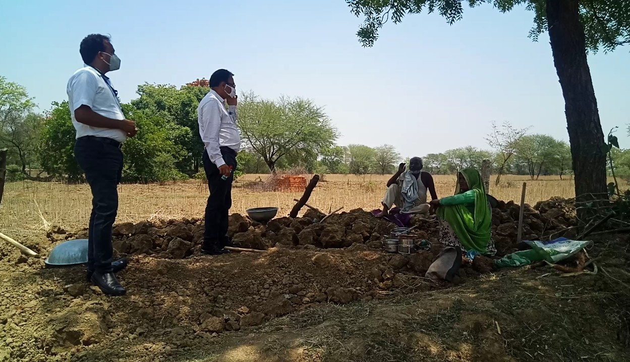 बांदा, बबेरू में लॉक डाउन पर मनरेगा का काम शुरु, जाँच करने के लिए पहुंचे अधिकारी
