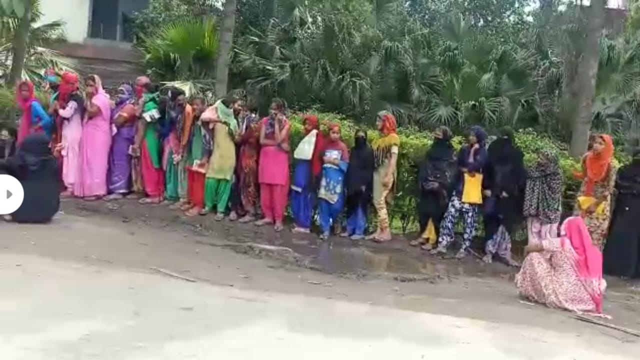 सोशल डिस्ट्रेसिंग के आदेशों की  उड़ाई जा रही है धज्जियां