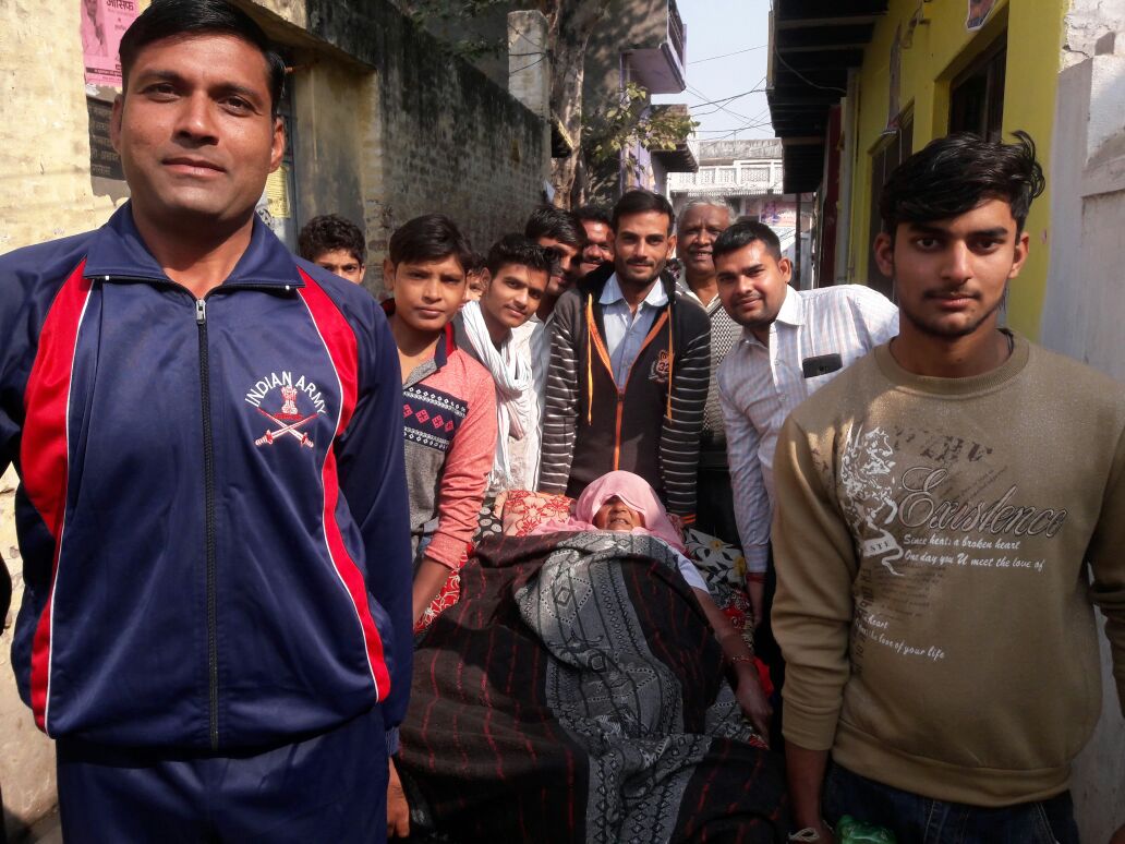 ईवीएम की खराबी और वोटर लिस्ट में नाम नहीं होने के कारण लोगों ने किया हंगामा 