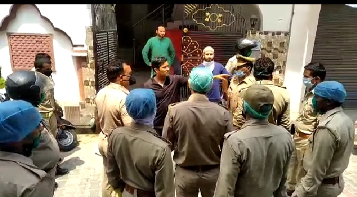 अलीगढ़:हॉस्पिटल जा रहे डॉक्टर पर जानलेवा हमला,  हमलें में पिता ,पुत्र गंभीर घायल