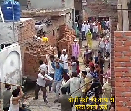 अलीगढ़:दो पक्षों में पथराव के बाद जमकर चले लाठी-डंडे, वीडियो वायरल