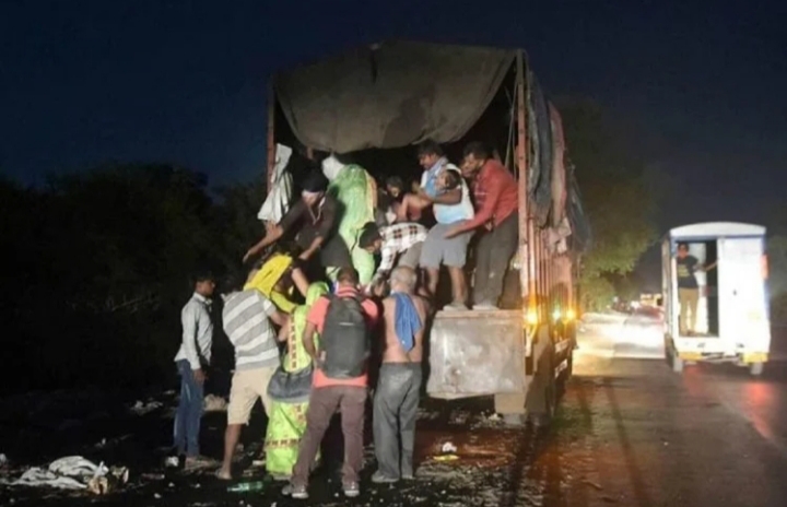 यूपी के बाद अब मध्यप्रदेश में हादसा मजदूरों को ले जा रहा ट्रक पलटा, पांच की मौत 