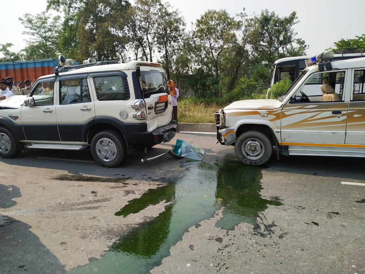 दो गाड़ियों के टक्कर में बाल बाल बचे डीएम व एसपी।।