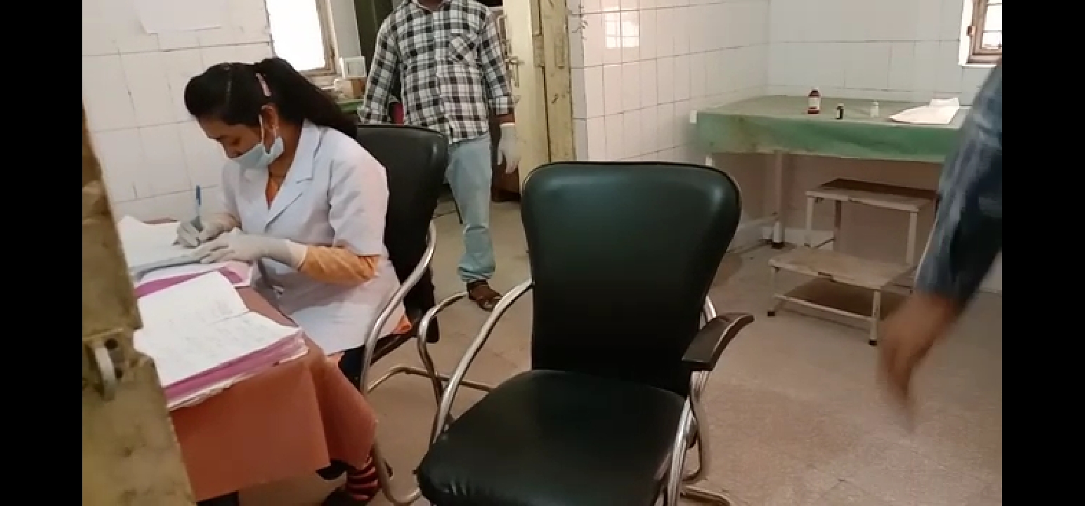 बांदा, बबेरू सीएचसी पर डॉक्टर न होने से मरीज व तीमारदार परेशान