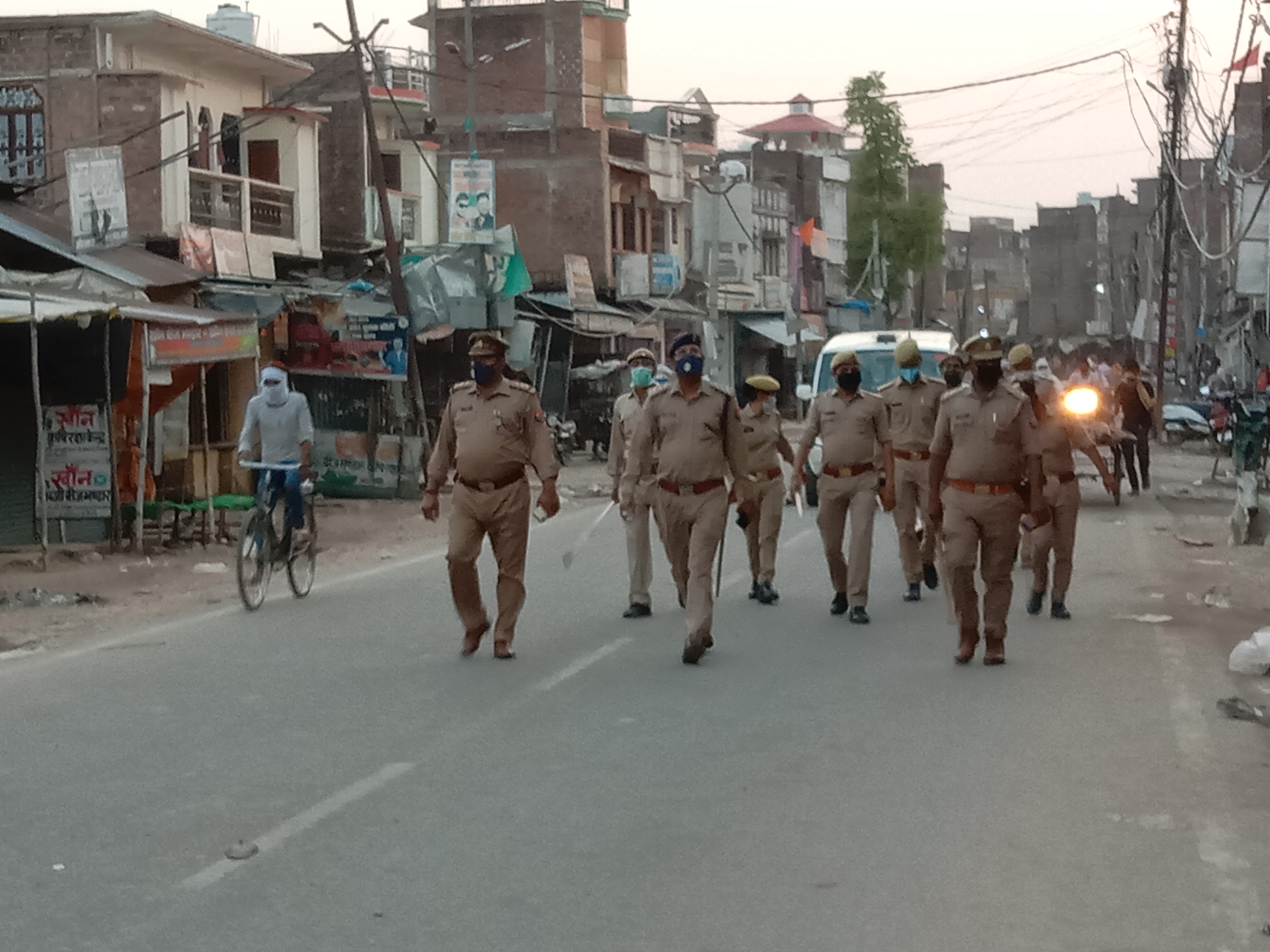 बाँदा, बबेरु कस्बे के लॉकडाउन 4 की सुरक्षा व्यवस्था को देखते हुए क्षेत्राधिकारी के नेतृत्व में निकाला गया पैदल मार्च