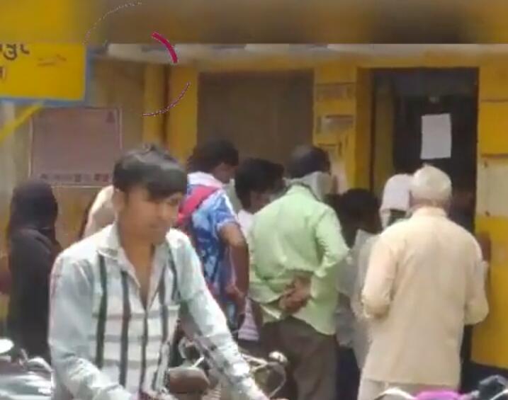 बैंकों में नहीं हो रहा सोशल डिस्टेंसिग का पालन