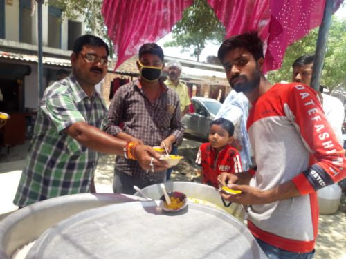 बड़े मंगलवार पर भक्तों ने बांटा प्रसाद।  रिपोर्ट // बाल्मीक सिंह महसी।