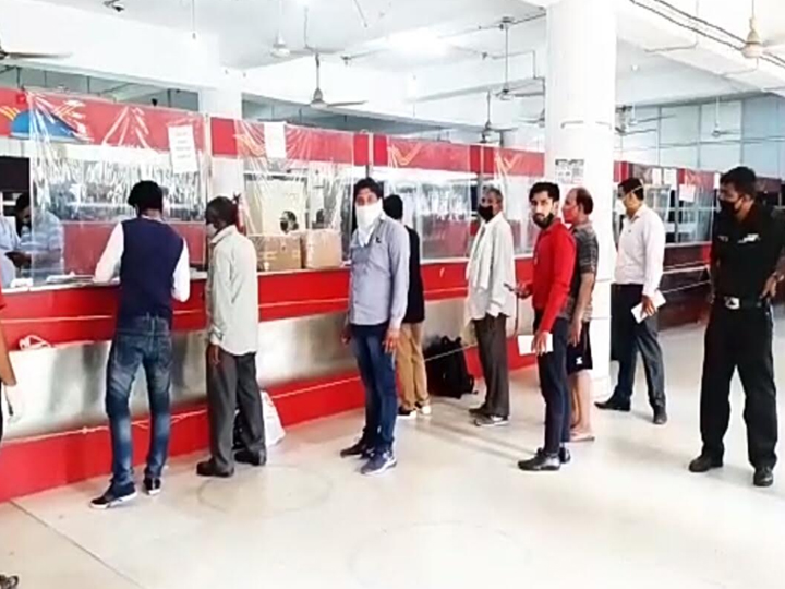 कोरोना काल में सैनिटाइजर पोस्ट ऑफिस में भी बेचे जा रहे हैं. डाक विभाग जल्द ही इसकी होम डिलीवरी भी उपलब्ध कराएगा.