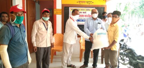 कोरोना महामारी संकट के दौर मे राशन किट वितरित की गई।