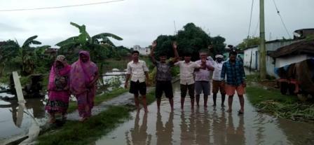 जलजमाव होने से लोगों के घरों में समाया पानी, तीन दिनों से घरों में नही जल रहा  चूल्हा भूख प्यास से तड़प रहे लोग ।।