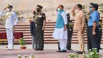 करगिल विजय दिवस पर रक्षा मंत्री राजनाथ ने समर स्मारक पर अर्पित की श्रद्धांजलि