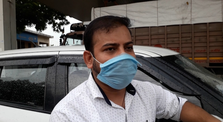 पेट्रोल पंप पर कम पेट्रोल देने को लेकर बिफरा ग्राहक कर्मचारियों ने पैसे वापस कर किया समझौता