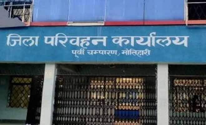 कॅरोना के कारण परिवहन कार्यालय बंद होने से लोगों को हो रही परेशान