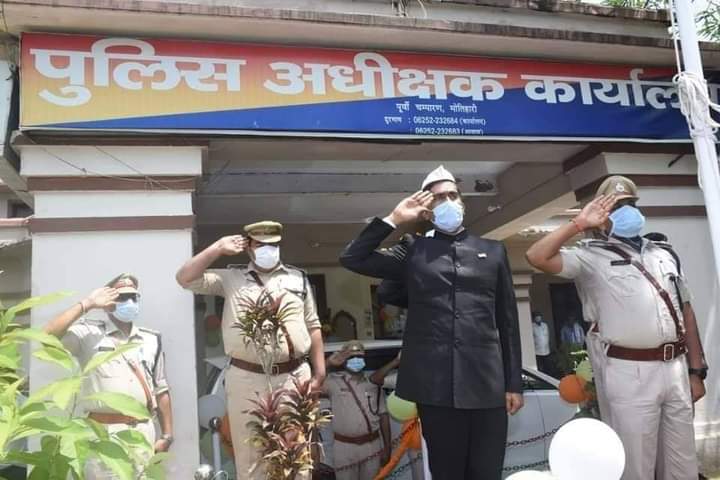 जिला अधिकारी ने ग़ांधी मैदान में झंडोत्तोलन किये