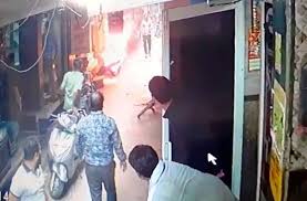 आपसी विवाद में मौसेरे भाई ने युवक को जिंदा जलाया