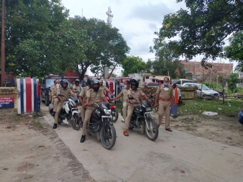 मुहर्रम का त्योहार सकुशलता से मनाने व ताहजिया न रखने के लिए फखरपुर पुलिस ने पैदल मार्च कर दिलाया सुरक्षा का अहसास।