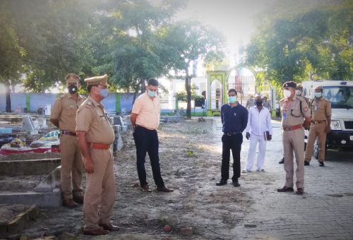 जिला बहराइच  दसवीं मुहर्रम के मद्देनजर कर्बला के बाहर पुलिस बल है तैनात,,,नसीम खान