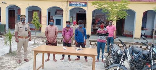 बलरामपुर: अवैध असलहे के साथ 04 गिरफ्तार।