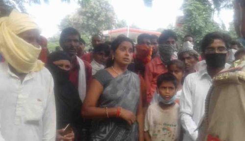 आधार कार्ड न बनने से नाराज महिलाओं सहित सैकड़ों लोगों ने घेरा डीएम आवास।