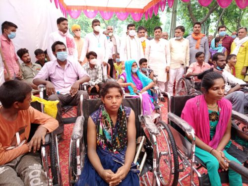 बलिया प्रधानमंत्री  के जन्मदिन पर दिव्यांग जनों को सहायक उपकरण वितरण।
