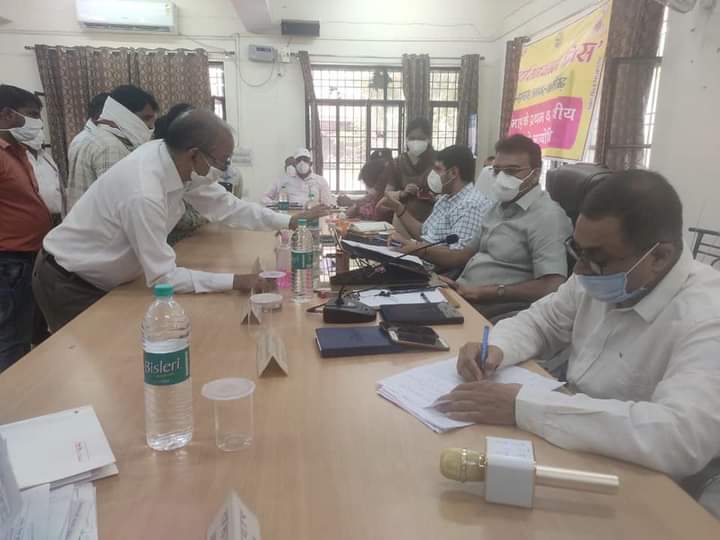  *इगलास तहसील के संपूर्ण समाधान दिवस में डीएम ने सीडीओ के साथ सुनी फरियादियों 