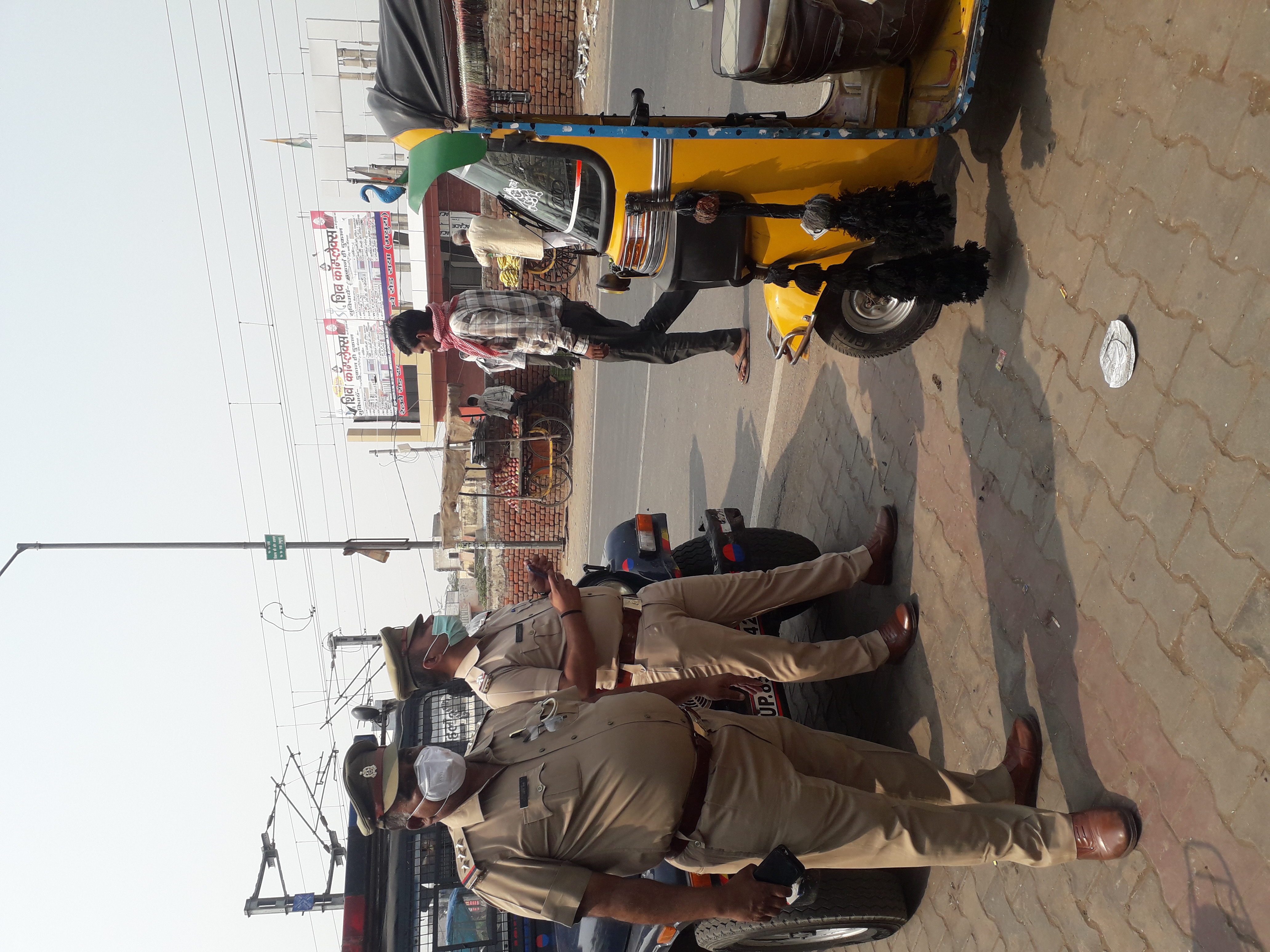 टेम्पो वालों की मनमानी से राहगीर और पुलिस परेशान