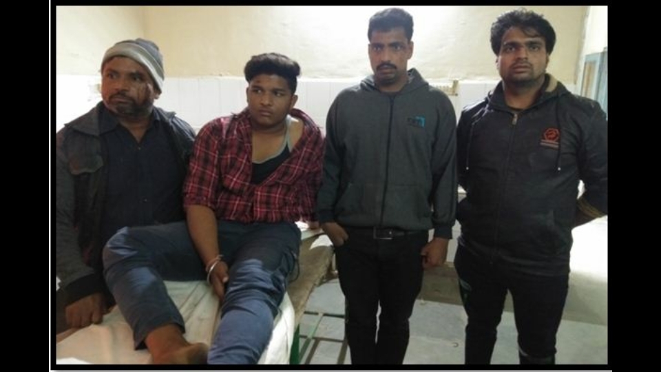 कोंचिग सेंन्टर पर पढ रहे छात्रों के उपर चलाई गोली, एक छात्र के पैर को छुकर निकली गोली।