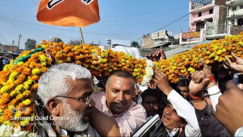 गोण्डा:भाजपा के प्रदेश अध्यक्ष स्वतंत्र देव सिंह के गोण्डा आगमन पर,फूल माला पहनाकर उनका स्वागत करते हुए, भाजपा युवा नेता बिनोद कुमार शुक्ला,