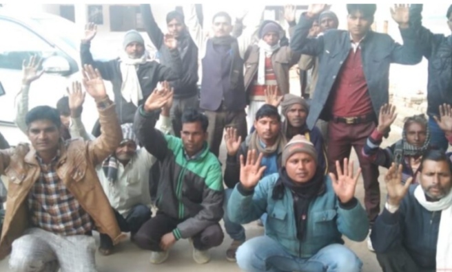 शाहजहाँपुर (जलालाबाद) - पंचायत अधिकारी के खिलाफ ग्रामीणों ने किया एसडीएम का घेराव