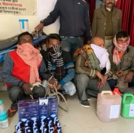 शराब के साथ चार लोग किए गए गिरफ्तार