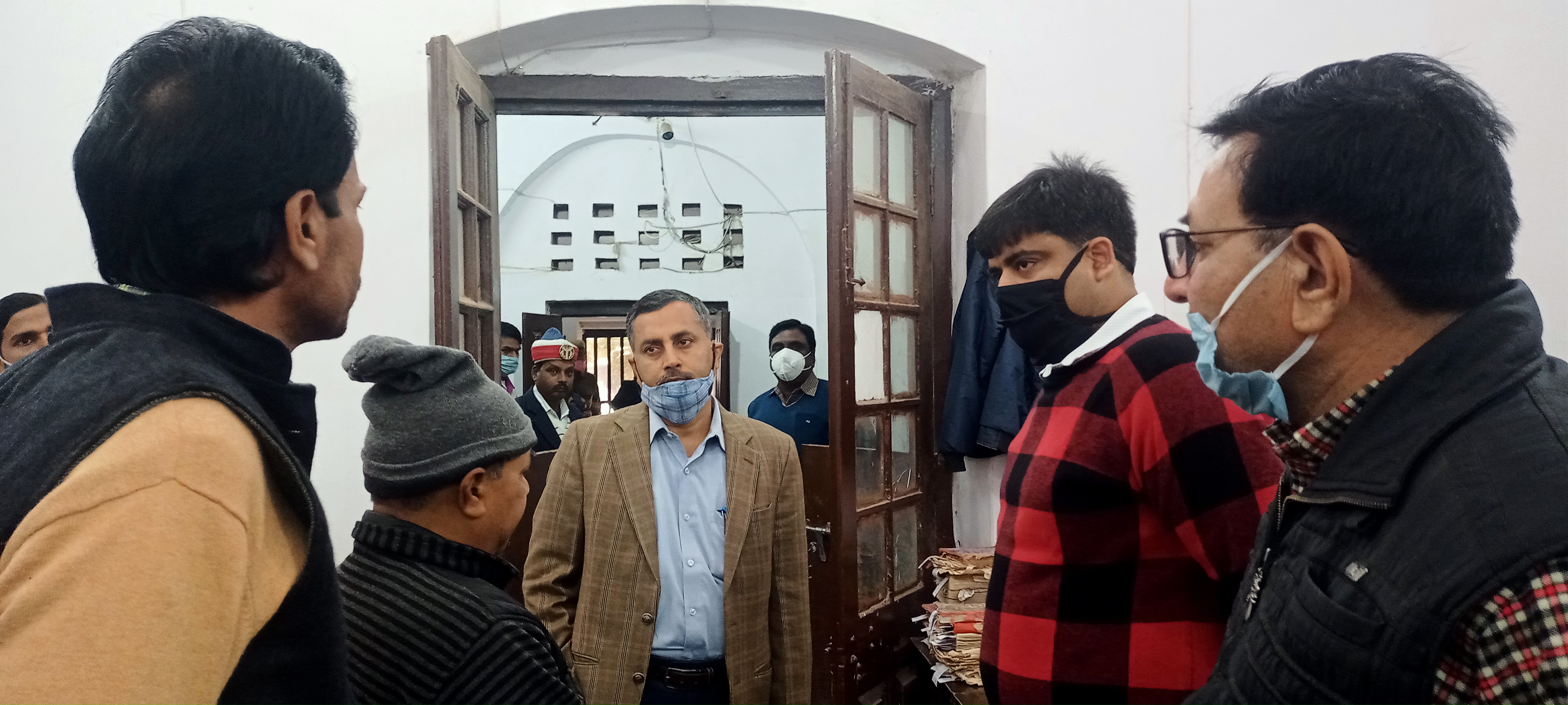 राजस्व लेखाकार का जिला अधिकारी महोदय ने निरीक्षण कर दिए आवश्यक निर्देश