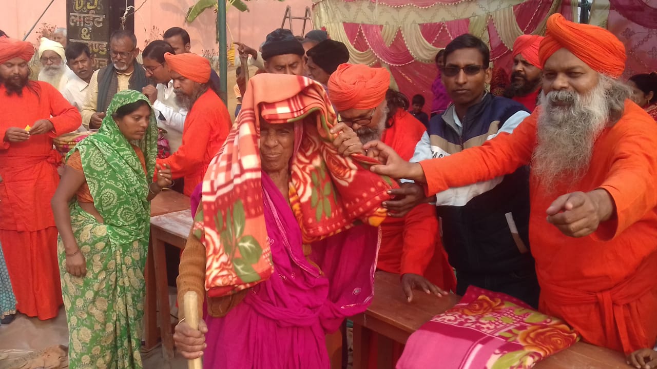 आनंदमार्गियों के द्वारा असहाय लोगों के बीच किया गया कंबल का वितरण