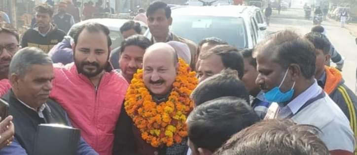 नगर पंचायत का दर्जा नगर वासियों ने फूल मालाओं से विधायक रोमी साहनी का किया स्वागत