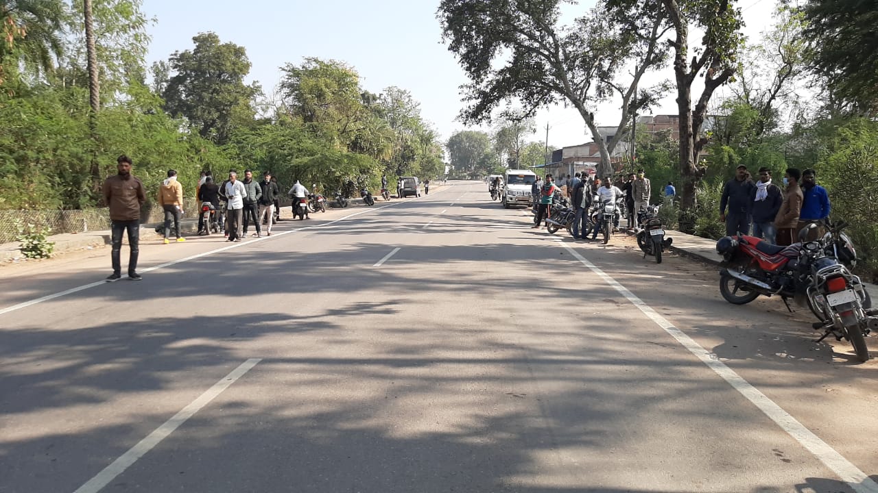 गर्रौली रोड फार्म हाउस के पास बोलेरो और बाइक की भीषण भिड़ंत