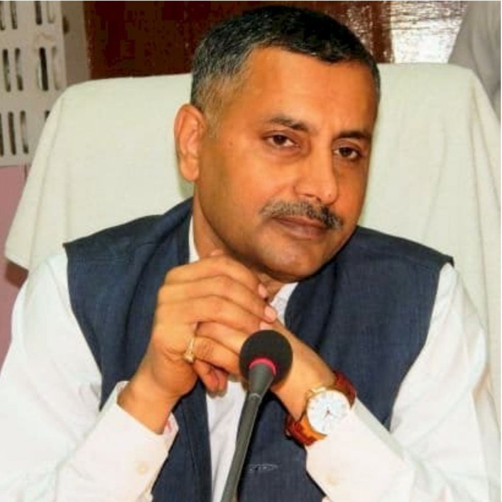 Ballia: डीएम का सख्त सख्त, पांच प्रभारियों पर FIR का आदेश