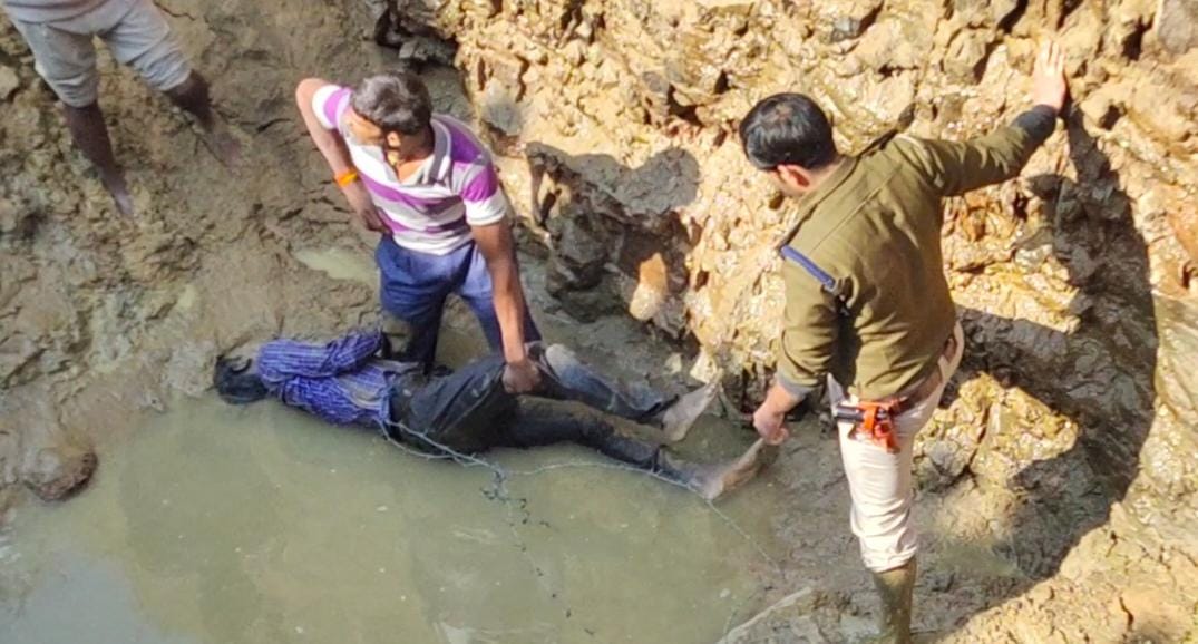  पत्थर बांधकर युवक को कुएं में फेंका ,24 घंटे बाद मिली लाश, कमर में कटीले तार से पत्थर बंधा मिला