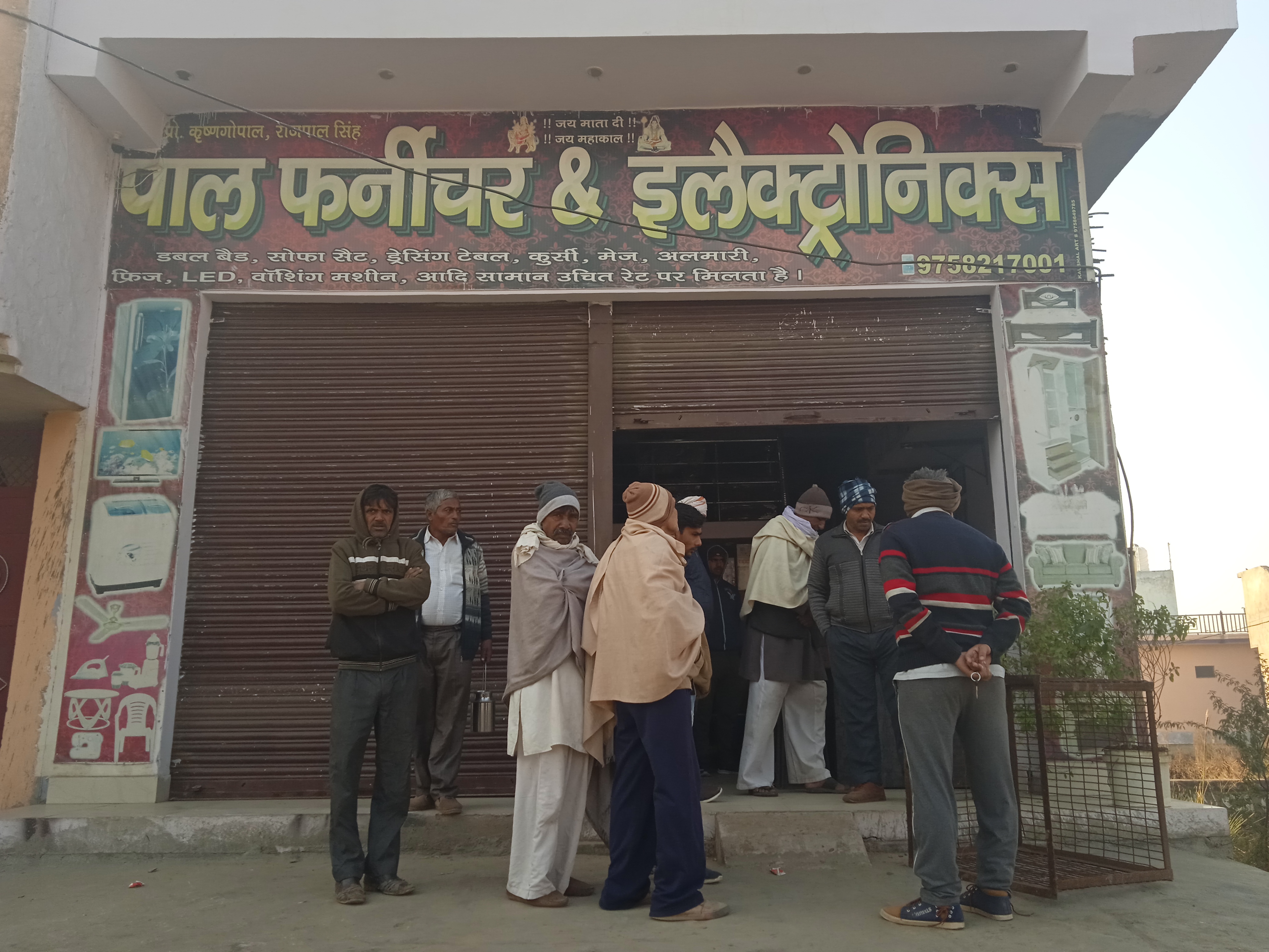 खैर में फर्नीचर की दुकान के ताले होलकर लाखों  की चोरी l