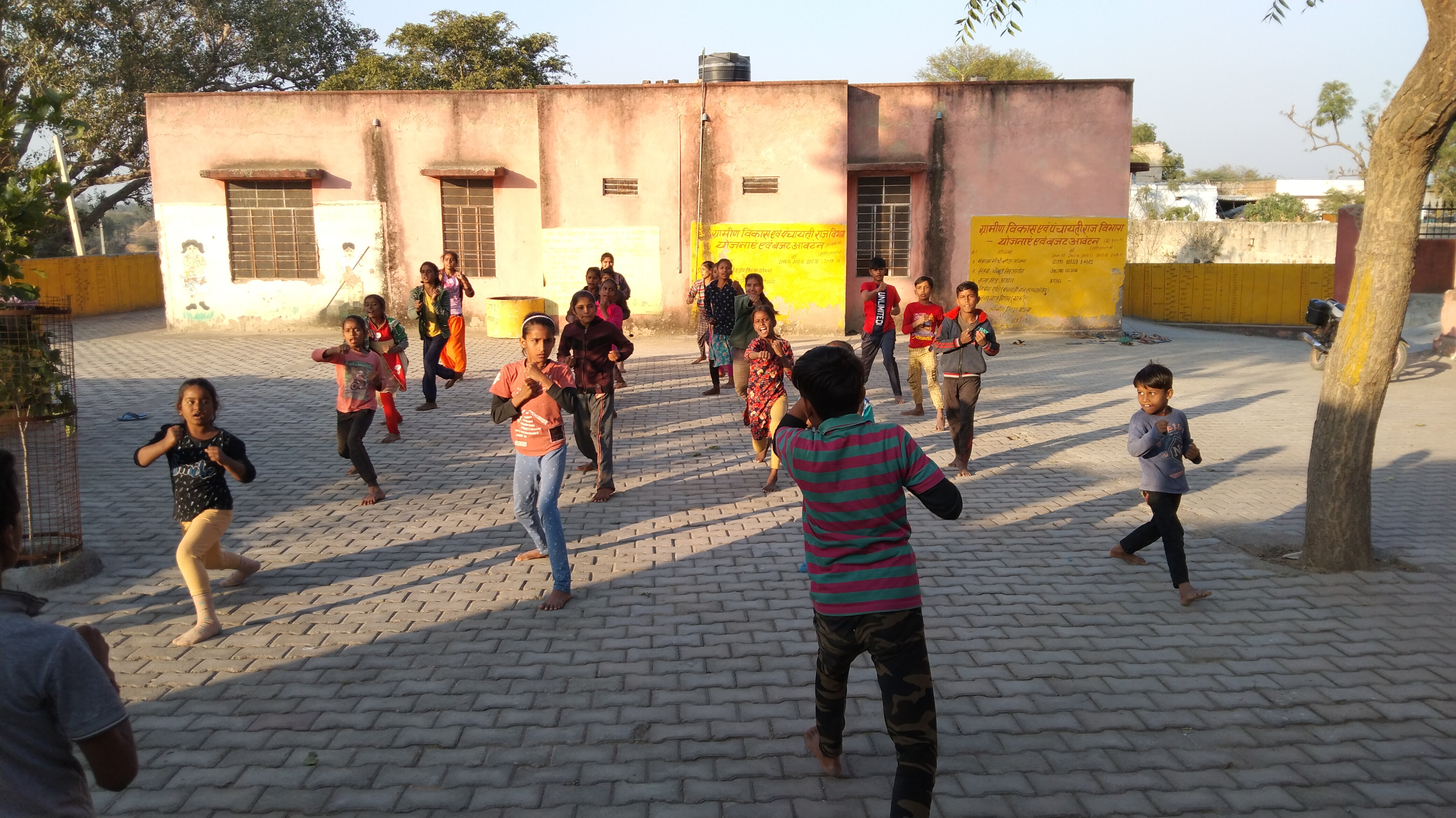 बालिकाओं को आत्मरक्षा का दिया परीक्षण