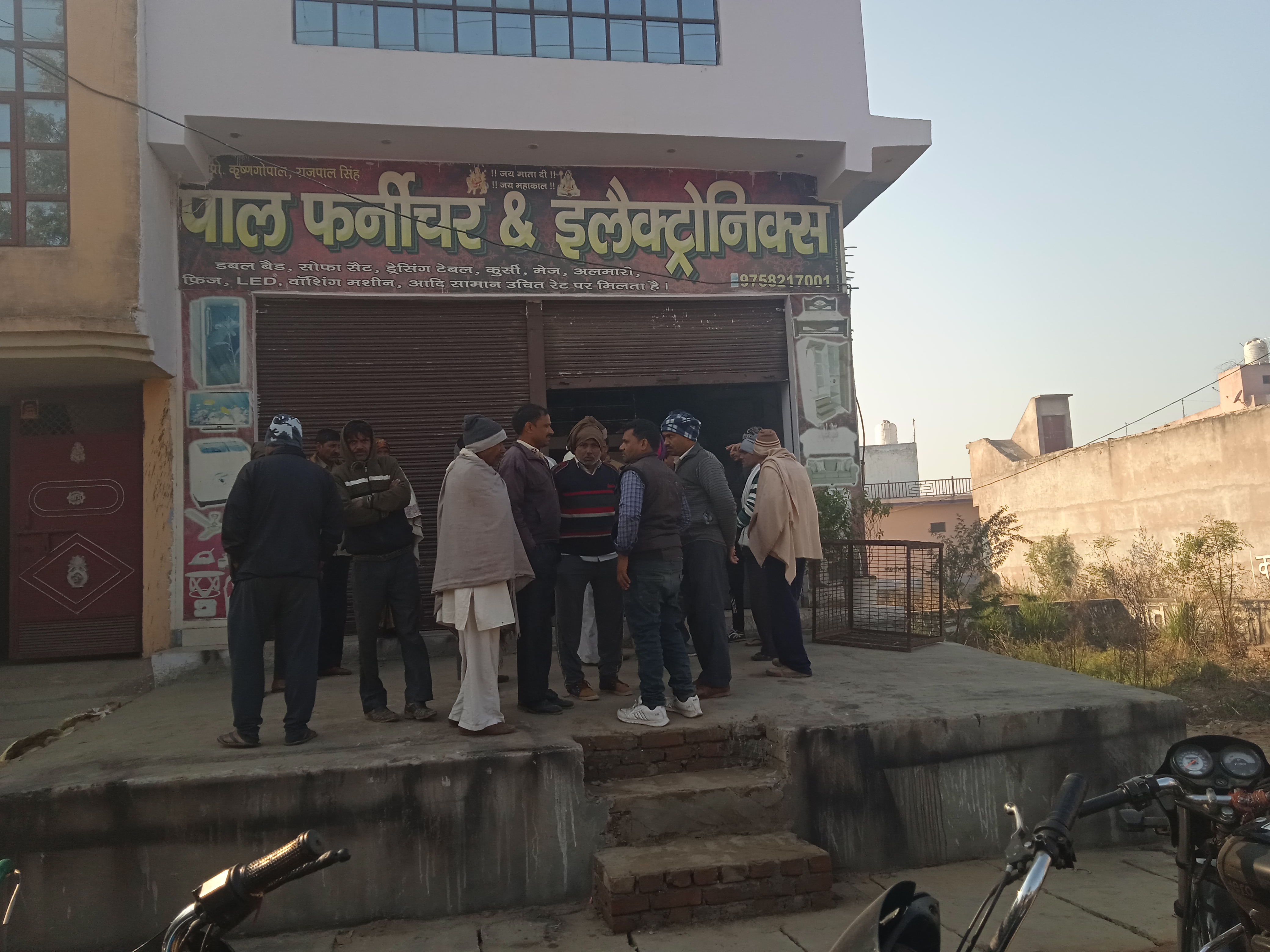 खैर में फर्नीचर की दुकान के ताले खोलकर लाखों  की चोरी l 